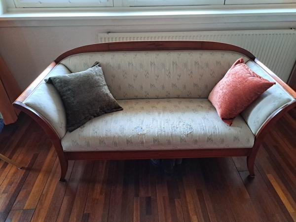 Sierlijk bankje van notenhout